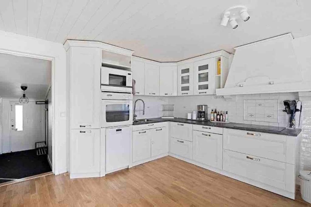 Mysigt Hus Med Natur & Jacuzzi I Olofstorp ヨーテボリ エクステリア 写真