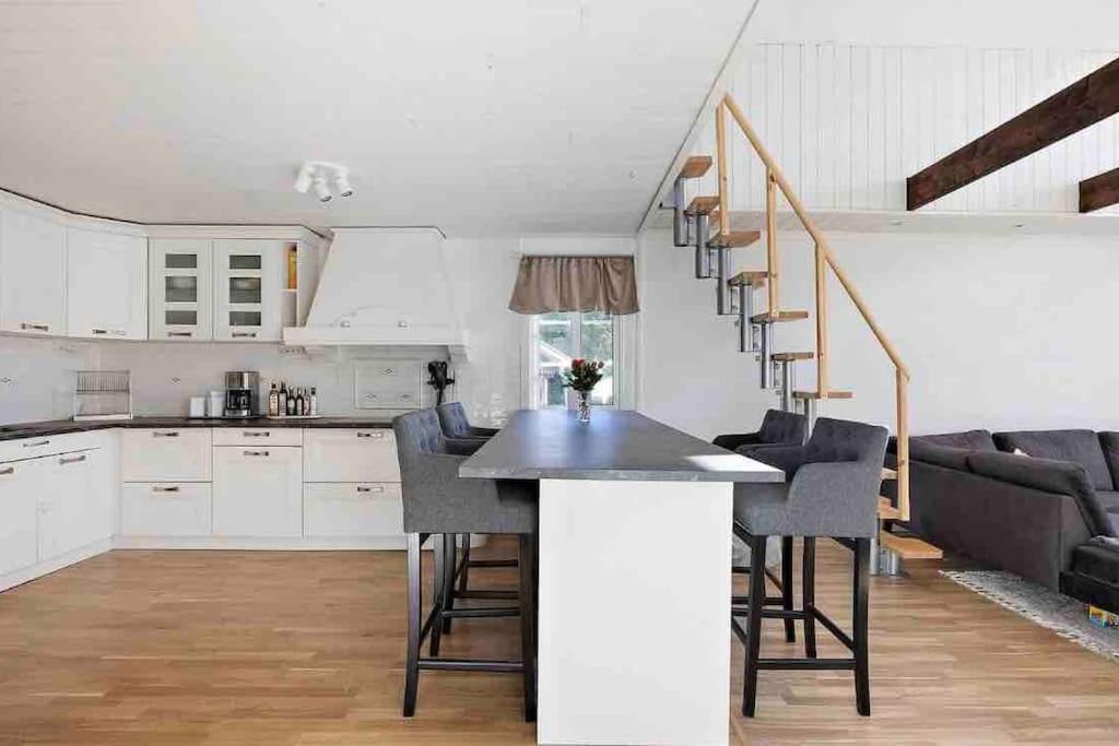 Mysigt Hus Med Natur & Jacuzzi I Olofstorp ヨーテボリ エクステリア 写真