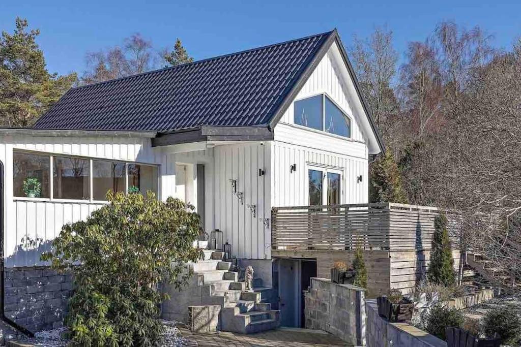 Mysigt Hus Med Natur & Jacuzzi I Olofstorp ヨーテボリ エクステリア 写真